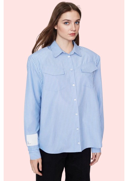 Kadın Çizgili Gömlek Yaka Cep Detaylı Pamuklu Günlük Kombinler Için Yaz Aylarının Vazgeçilmezi fiyatları