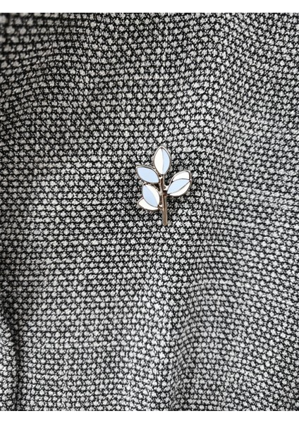 Kadınlara Özel Trend Metal Broş – Zarif Çiçek Deseni ve Renk Alternatifleri