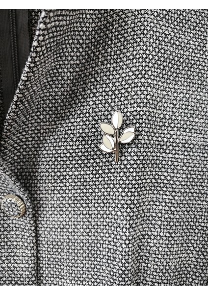 Kadınlara Özel Trend Metal Broş – Zarif Çiçek Deseni ve Renk Alternatifleri