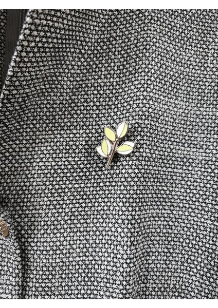 Kadınlara Özel Trend Metal Broş – Zarif Çiçek Deseni ve Renk Alternatifleri