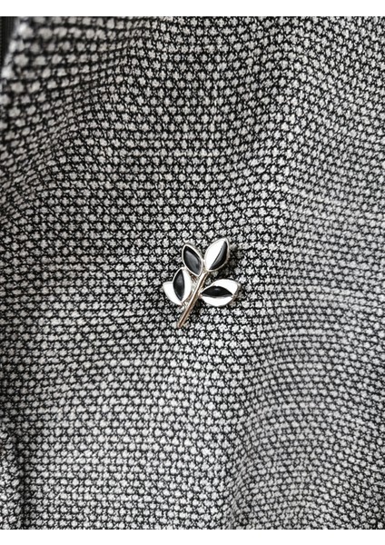 Kadınlara Özel Trend Metal Broş – Zarif Çiçek Deseni ve Renk Alternatifleri