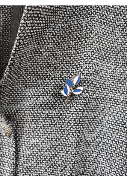 Kadınlara Özel Trend Metal Broş – Zarif Çiçek Deseni ve Renk Alternatifleri