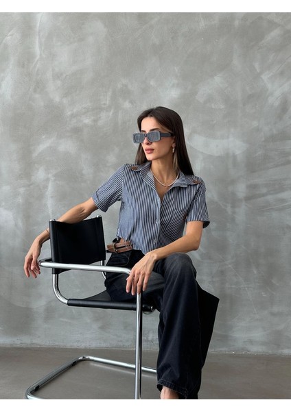 Kemer Detaylı V Yaka Crop Cepli Gömlek fiyatları