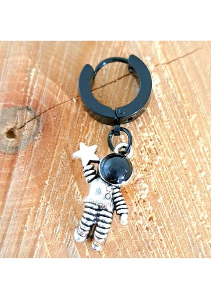 Çelik Astronotlu Siyah Küpe