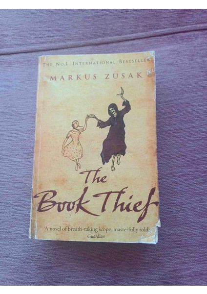 The Book Thief Markus Zusak Ingilizce 2007 Basim 555 Sayfa On ve Arka Kapak Kosede Fotoğraflar Da Gorulen Kucuk Kopuk Var Onun Dışında Kondisyon Çok Iyi Durumda