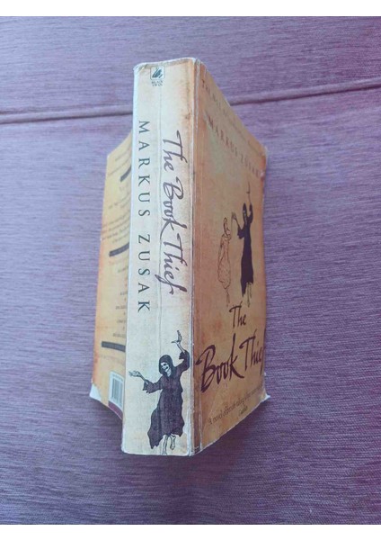The Book Thief Markus Zusak Ingilizce 2007 Basim 555 Sayfa On ve Arka Kapak Kosede Fotoğraflar Da Gorulen Kucuk Kopuk Var Onun Dışında Kondisyon Çok Iyi Durumda fiyatları