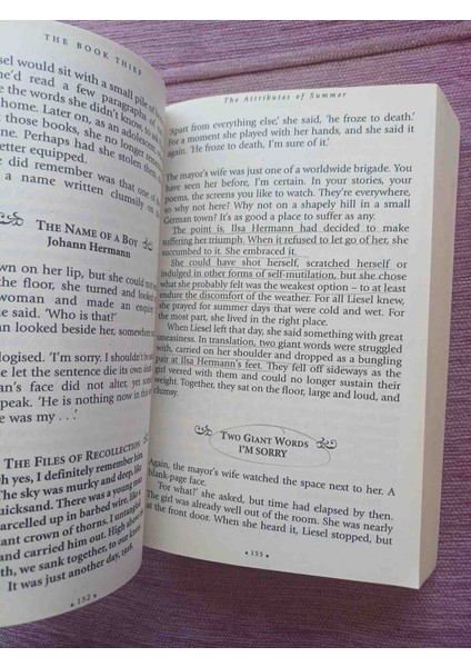 The Book Thief Markus Zusak Ingilizce 2007 Basim 555 Sayfa On ve Arka Kapak Kosede Fotoğraflar Da Gorulen Kucuk Kopuk Var Onun Dışında Kondisyon Çok Iyi Durumda indirimleri