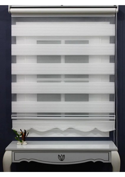 Beyaz Geniş Piliseli Zebra Perde Etek Oyması Figürlü