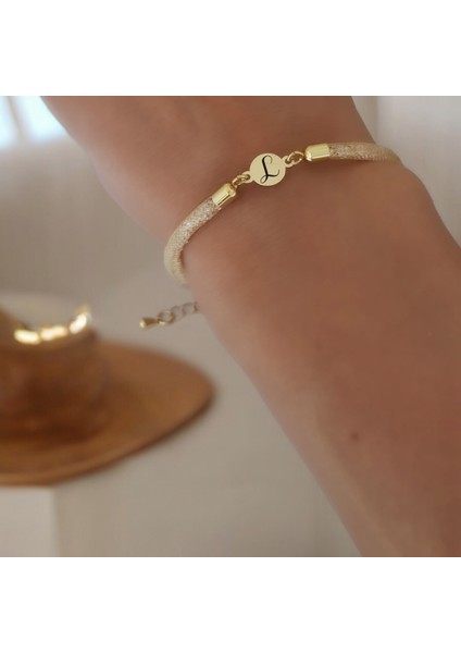Altın Plakalı 14 Ayar L Harfine Özel Hasır Kordonlu Yuvarlak Motifli Hediye BILEKLIK-404HARF fiyatları
