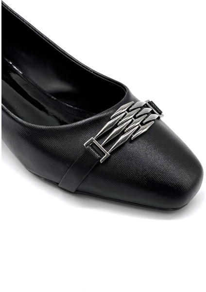 Toka Detaylı Alçak Topuklu Günlük Hadı Ayakkabı Siyah fırsatları