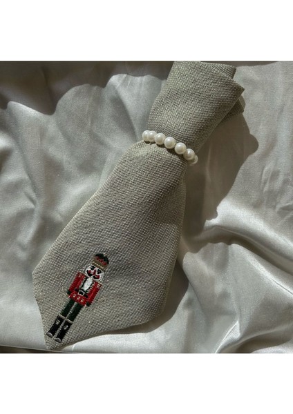 Yılbaşı Temalı Nakışlı Peçete – Fındıkkıran Desenli Özel Davet Sofraları Için modelleri