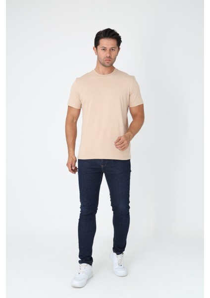 Bej Tişört - Sol Göğüste Gri Nakışlı "z" Harfi Tasarım