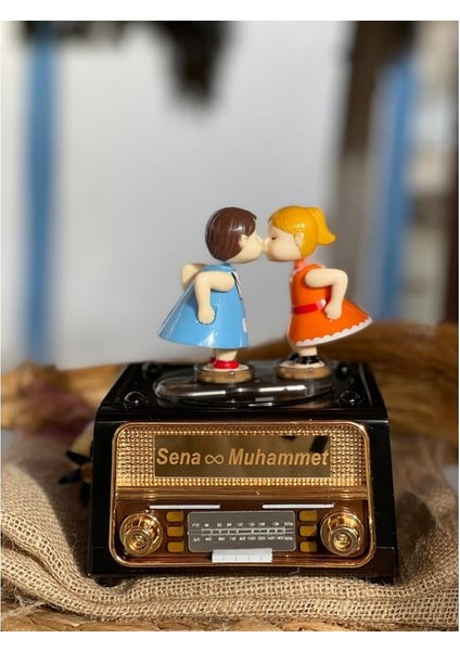 Isme Özel Hareket Eden ve Öpüşen Çift Nostaljik Müzik ve Takı Kutusu fiyatları