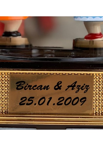Isme Özel Hareket Eden ve Öpüşen Çift Nostaljik Müzik ve Takı Kutusu fırsatları