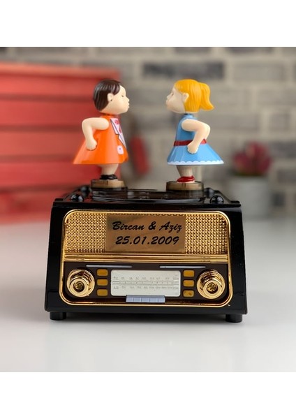 Isme Özel Hareket Eden ve Öpüşen Çift Nostaljik Müzik ve Takı Kutusu indirimleri