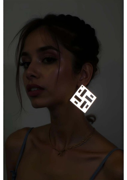 Beyaz Reflektörlü Kare Küpe, Şık Lazer Kesim Küpe