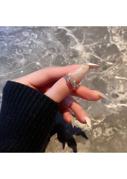 Zarif Taşlı Yüzük ile Tarzınızı Tamamlayın