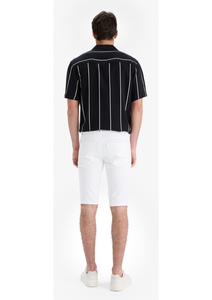 Slim Fit Dar Kesim Beyaz Jean Bermuda Şort