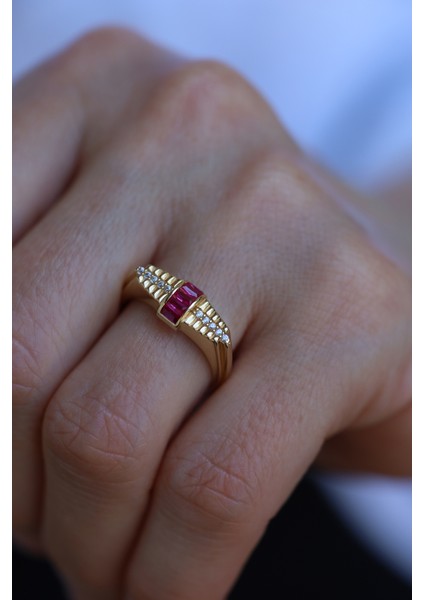 14 Ayar Altın Pembe Taş Detaylı Şekilli Yüzük