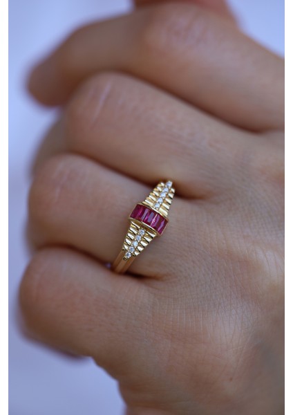 14 Ayar Altın Pembe Taş Detaylı Şekilli Yüzük modelleri