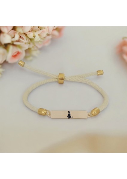 14 Ayar Plakalı Altın Kedi Temalı Beyaz Örgü Ipli Dikdörtgen Figürlü Hediye BILEKLIK-413SEMBOL