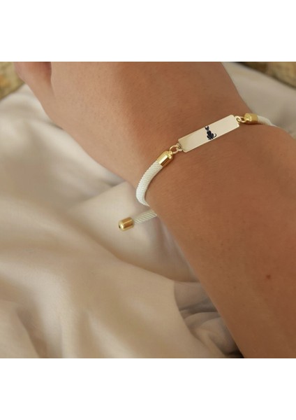 14 Ayar Plakalı Altın Kedi Temalı Beyaz Örgü Ipli Dikdörtgen Figürlü Hediye BILEKLIK-413SEMBOL fiyatları