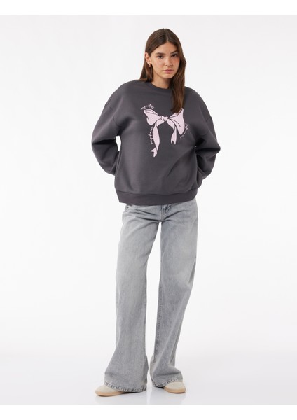 Uzun Kollu Bisiklet Yaka Şardonlu Fiyonk Baskılı Sweatshirt fiyatları