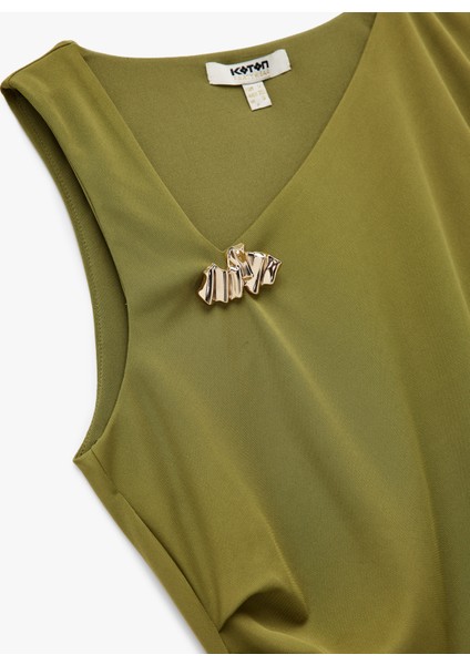 Asimetrik Yaka Metal Aksesuarlı Kolsuz Drapeli Bodycon Mini Abiye Elbise modelleri