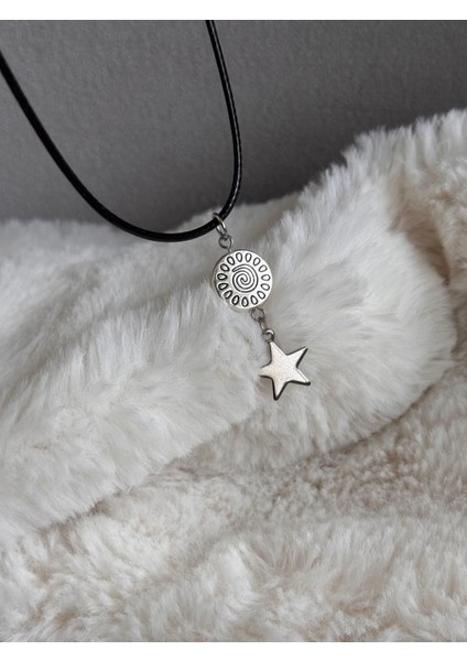 Spiral Yıldız Tasarım Charmlı Ip Kolye fırsatları