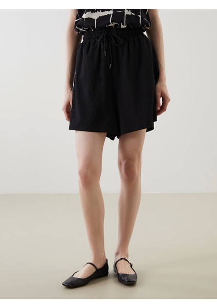 Lcwaıkıkı Classic Siyah Beli Lastikli Dokulu Kadın Şort fiyatları
