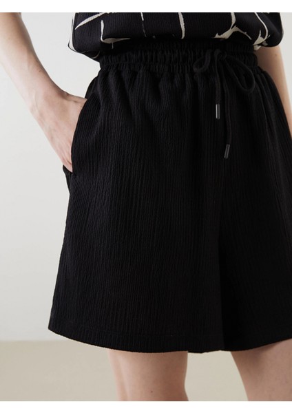 Lcwaıkıkı Classic Siyah Beli Lastikli Dokulu Kadın Şort fırsatları