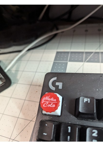 Cola Keycap 2’li Set | Fallout Temalı Mekanik Klavye Tuş Başlığı | Kırmızı Şişe Kapağı Tasarım modelleri