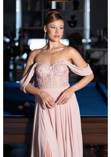 Işlemeli Kayık Yaka Yırtmaçlı Uzun Şifon Abiye ABU3310