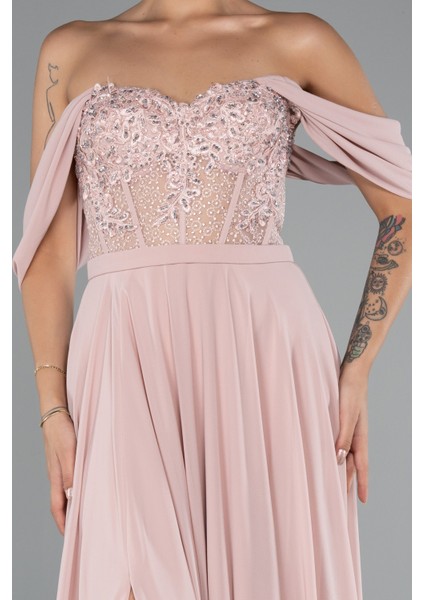 Işlemeli Kayık Yaka Yırtmaçlı Uzun Şifon Abiye ABU3310 fırsatları