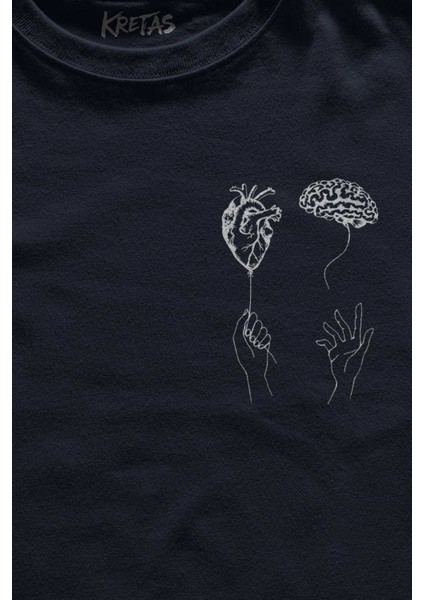 Lacivert Tişört Kalp ve Beyin Aşk Akıl Mantık El Ele Duygusal Zeka Minimal Ön Baskılı Unisex T-Shirt fiyatları