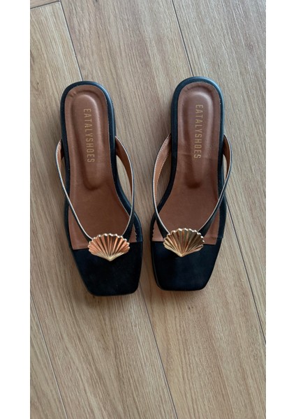 Siyah Cilt Midye Kabuklu Parmak Arası Düz Terlik fırsatları