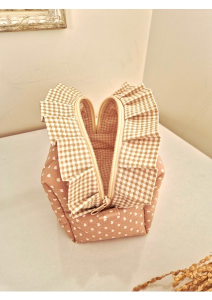 Bej Kalpli Makyaj Çantası – Fırfırlı , %100 Pamuklu, Kapitoneli, Çok Amaçlı Organizer, 20X10X10 cm