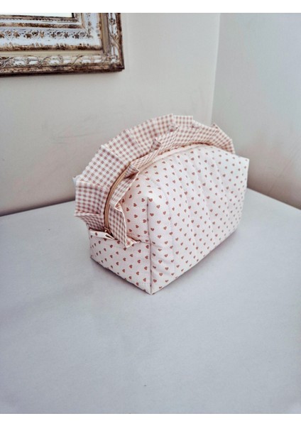 Bej Kalpli Makyaj Çantası – Fırfırlı , %100 Pamuklu, Kapitoneli, Çok Amaçlı Organizer, 20X10X10 cm