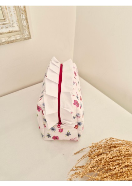 Kapitoneli Beyaz Fırfırlı Makyaj Çantası – Mavi,pembe Çiçekli %100 Pamuk, Büyük Boy Seyahat Organizer