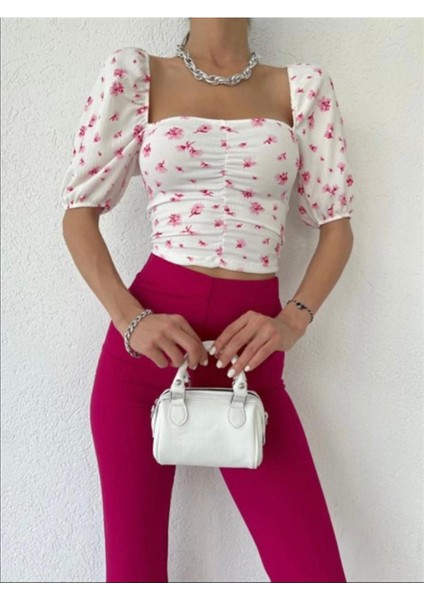 Kadın Beyaz Çicek Desenli Kare Yaka Ön Büzgü Detaylı Crop Örme Bluz AYD9001