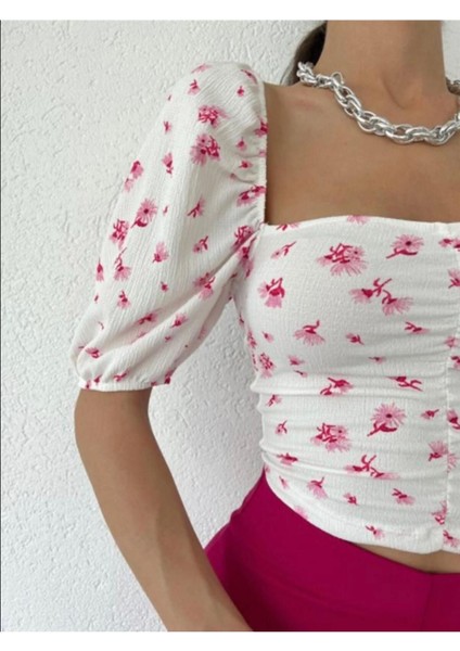 Kadın Beyaz Çicek Desenli Kare Yaka Ön Büzgü Detaylı Crop Örme Bluz AYD9001 modelleri