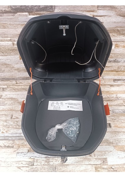 Motosiklet Arka Çanta 33 Lt Siyah Sinyal ve Stop Işıklı modelleri