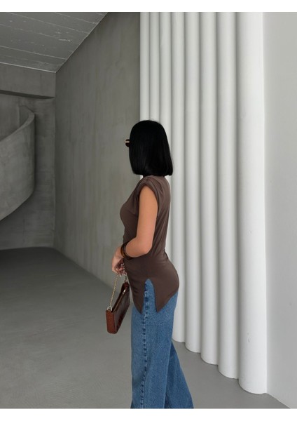 Kadın Kayık Yaka Asimetrik Kesim Yırtmaç Detay Vatkalı Kolsuz Şık Bluz MNN4432 fiyatları