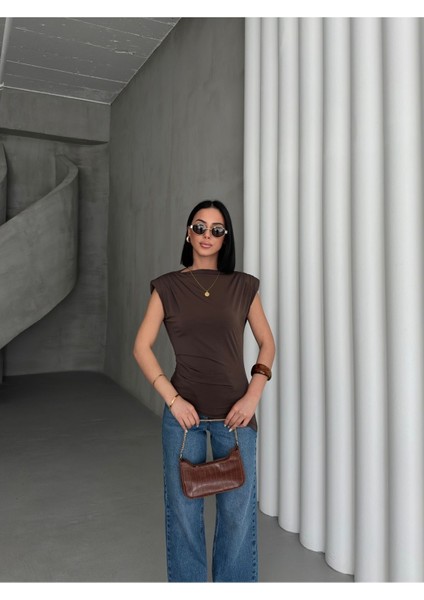 Kadın Kayık Yaka Asimetrik Kesim Yırtmaç Detay Vatkalı Kolsuz Şık Bluz MNN4432