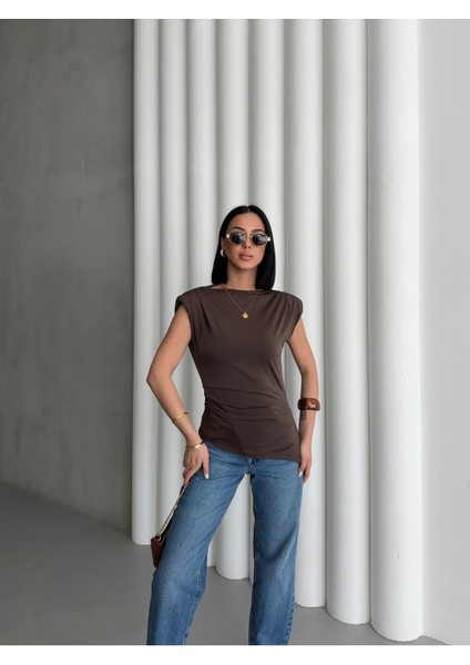 Kadın Kayık Yaka Asimetrik Kesim Yırtmaç Detay Vatkalı Kolsuz Şık Bluz MNN4432