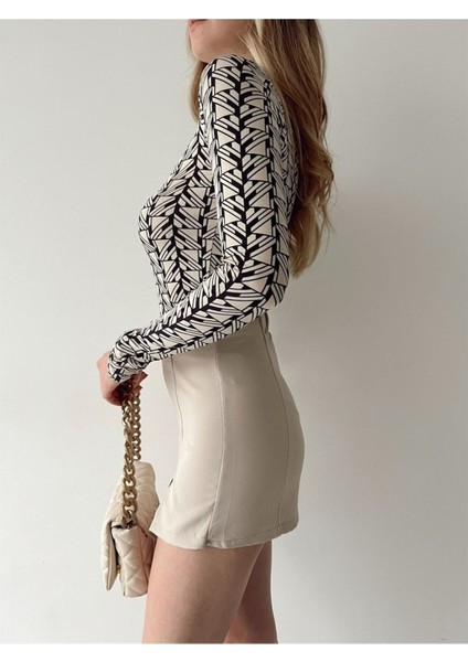 Kadın Taş Siyah Geometrik Desenli Yarım Balıkçı Yaka Bluz fiyatları