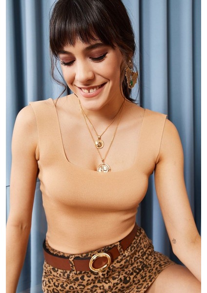 Kadın Bej Renk Askılı Triko Crop Bluz TYC00443140580