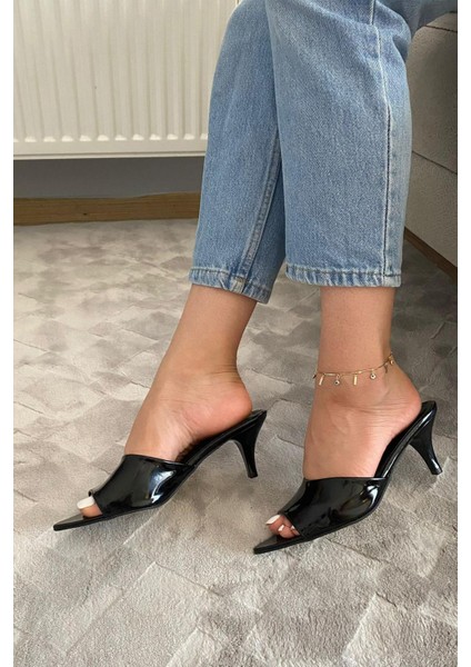 Kadın Moris Siyah Rugan 7 cm Ince Topuklu Sivri Burun Terlik modelleri