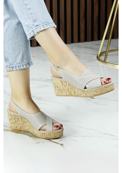 Serie Vizon Hakiki Dana Derisi Delik Detaylı Mantar Taban Görünümlü Dolgu Topuklu Slingback Sandalet