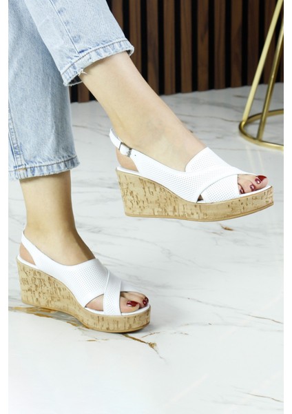 Serie Beyaz Hakiki Dana Derisi Delik Detaylı Mantar Taban Görünümlü Dolgu Topuklu Slingback Sandalet